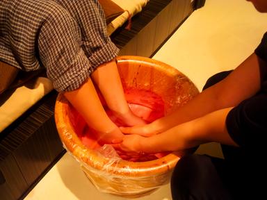 【新規限定】足裏リフレクソロジー 60分　指や棒で足裏の「セン」を刺激。足の疲れやむくみの解消、全身の臓器の機能回復にも◎