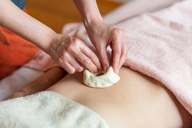 お腹がほぐれる！チャクラバスティ40分(腹部オイルトリートメント付き)