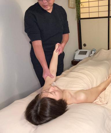 【新規】整体＋オイルケア（90分）／ペーパーブラ＆ショーツなしタオルのみ／足先から肩への全身ワンストローク流しあり