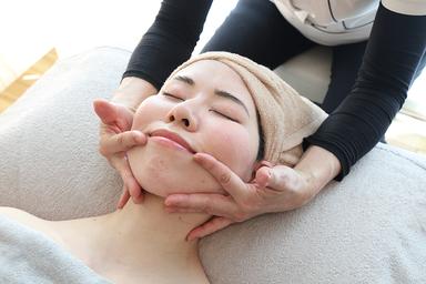 【新規限定】目元パッチリ小顔リンパコース７０分＋１０分ヘッドマッサージサービス