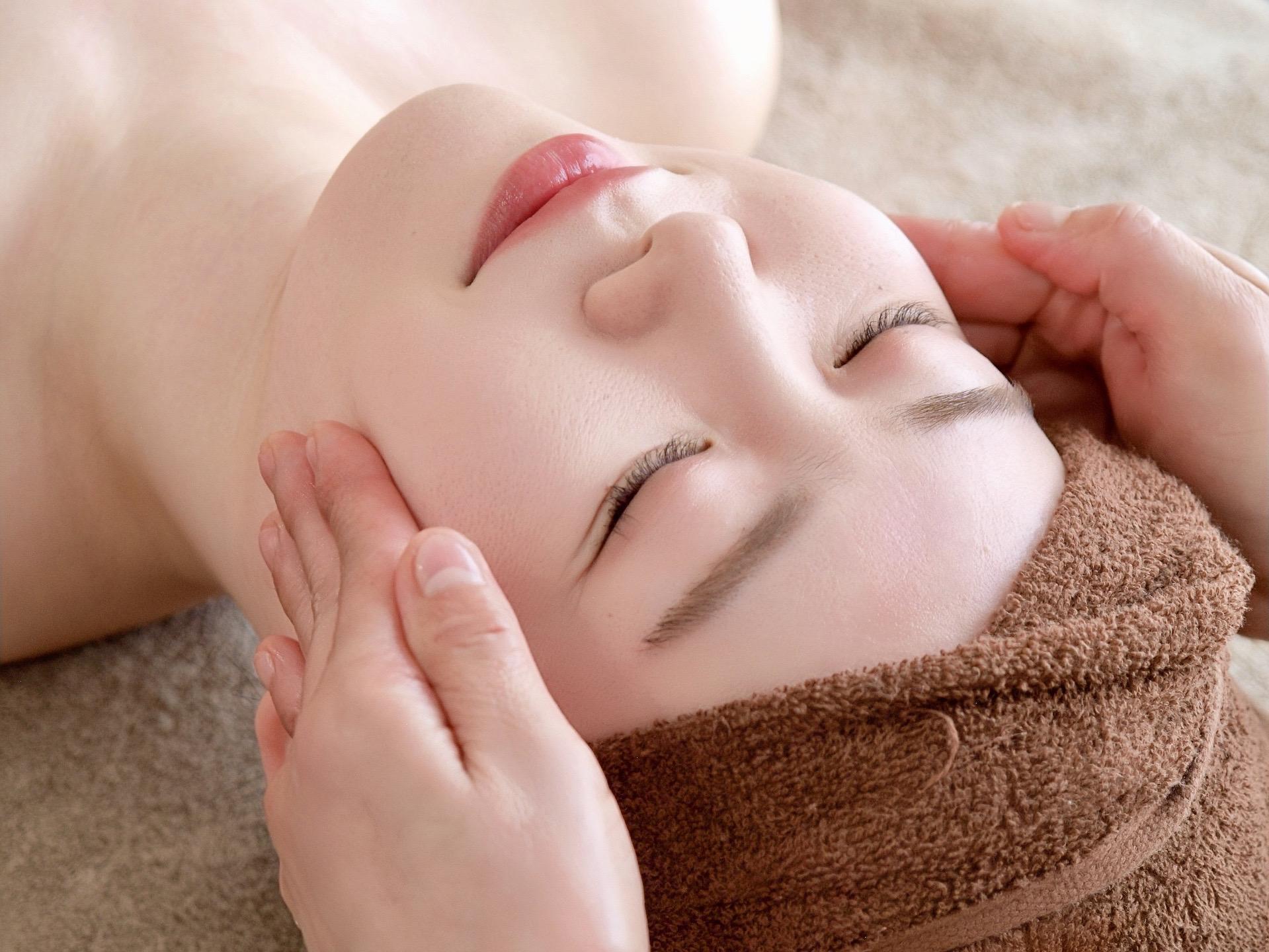 ツルツル透明感、小顔と美肌が叶う小顔クリームマッサージ【プレミアムコルギ90分】