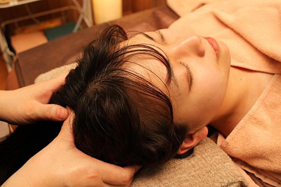【頭皮から引き上げ・二重あごケア】小顔フェイシャル＋ヘッドスパ 60分