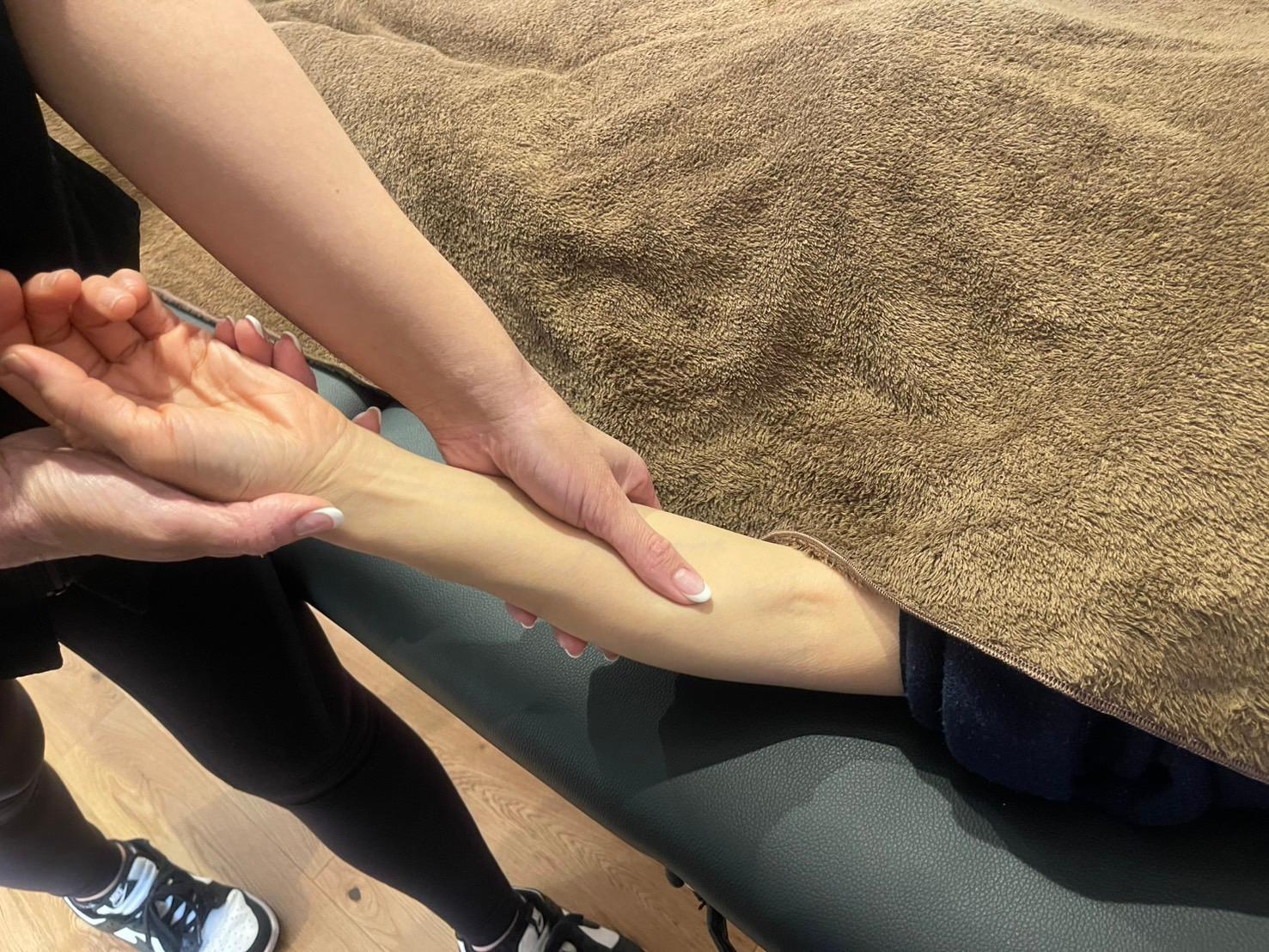 手ほぐしコース 30分（HandCare 30）※着替込み（上のみ）