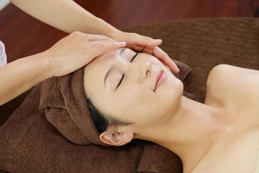 【全員OK】【小顔・むくみ改善・うるツヤ肌】小顔美肌フェイシャル 100分