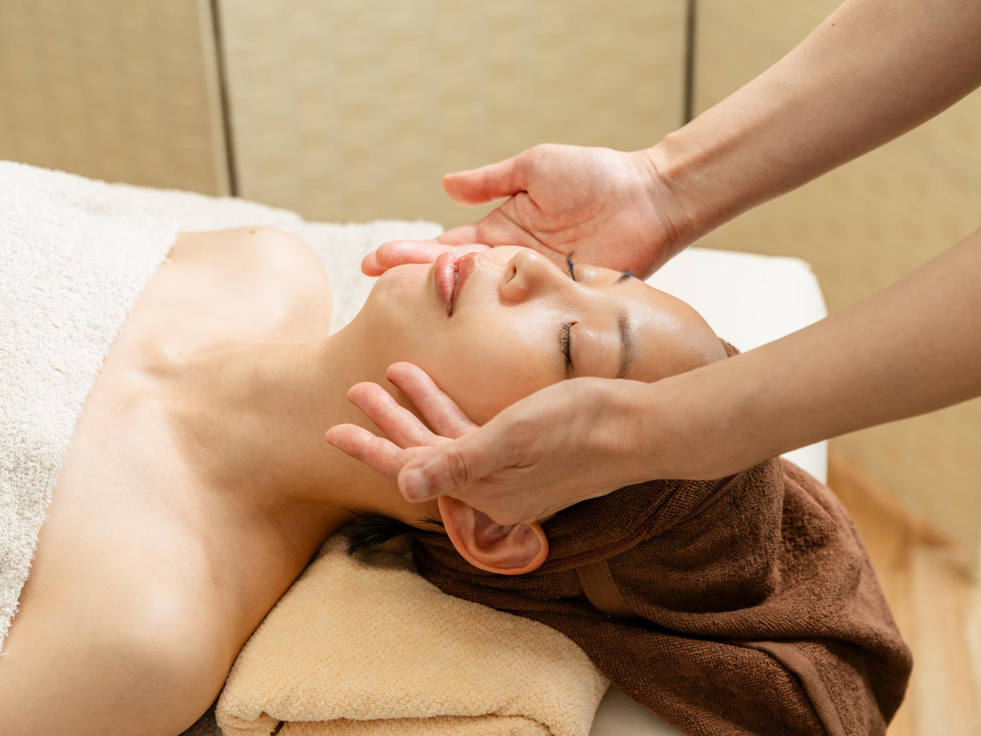 【期間/12月1日～26日限定／フェイシャル+ヘッドケア70分】ヘッドケアで血行促進・リフトアップ