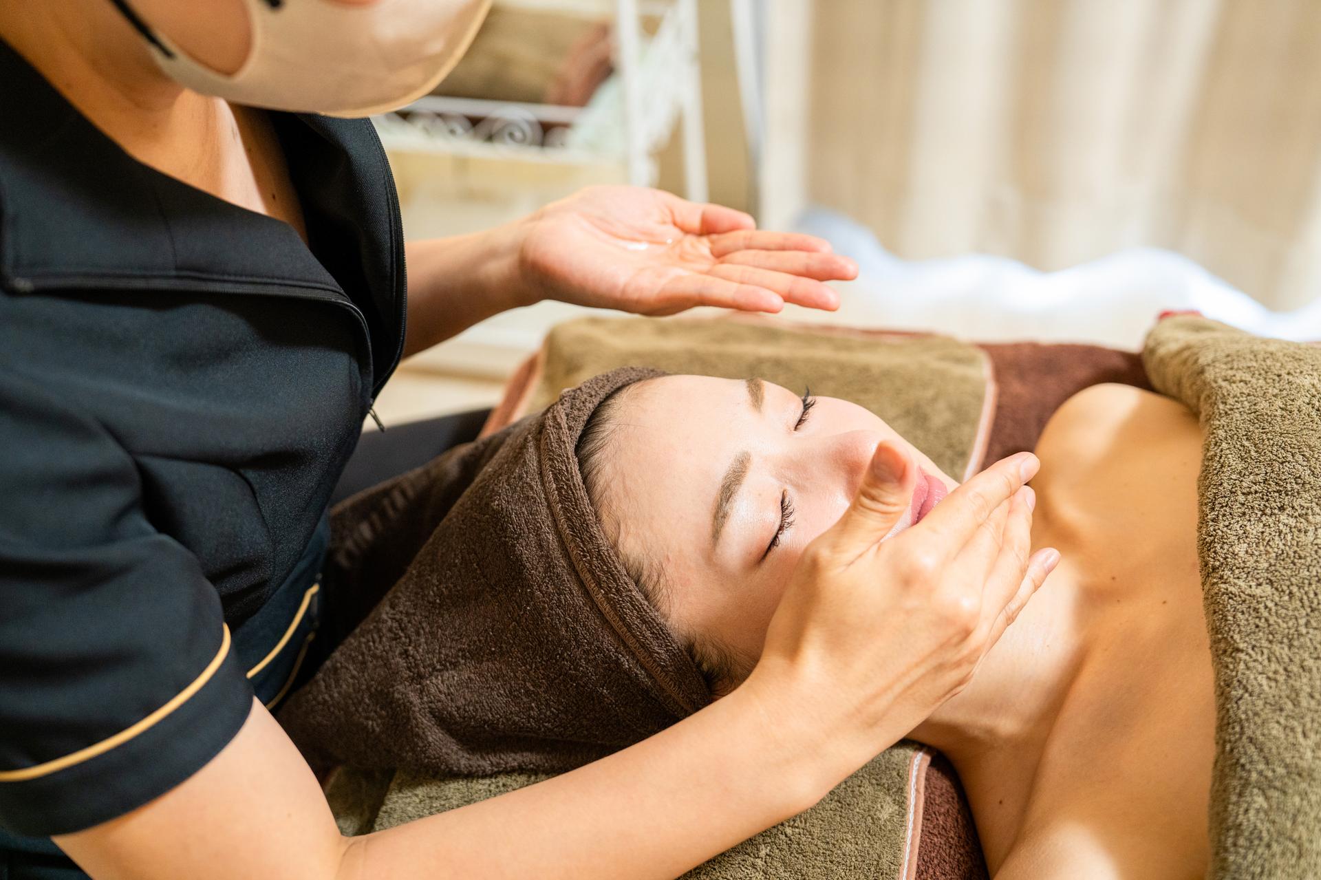 ★ヘッドスパと小顔筋膜美顔マッサージ（フェイシャル/顔＋首＋デコルテ+麗白保湿パック）▶70分通常9500円