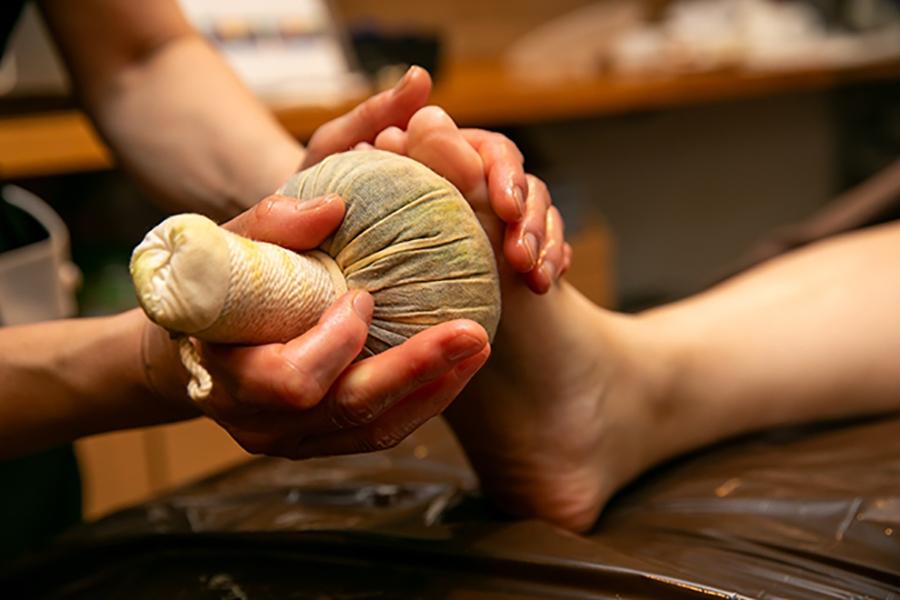 ピンダスウェダナ(ハーブ発汗法)足コース フットバス、ハーブティー 40分