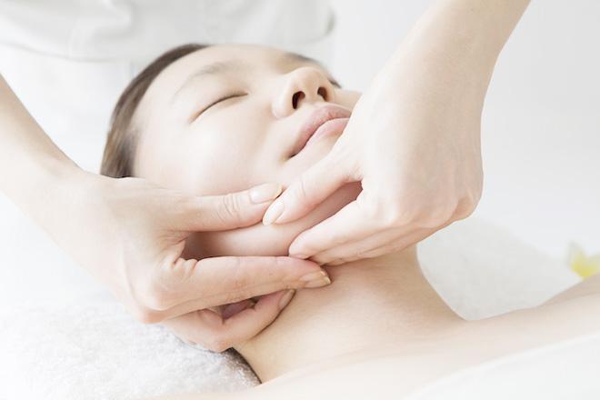 『疲労が刻まれたほうれい線・むくみ顔を深部から解消』×顔痩せリフトアップトリートメント 120分