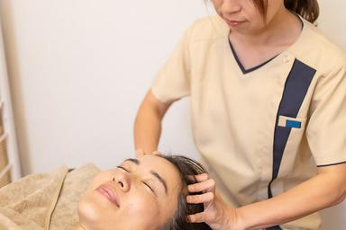 【新規限定】【グッスリ特化コース】腕や脇までほぐす整体付きヘッドスパ60分＋よもぎハーブ蒸し30分 通常料金8,500