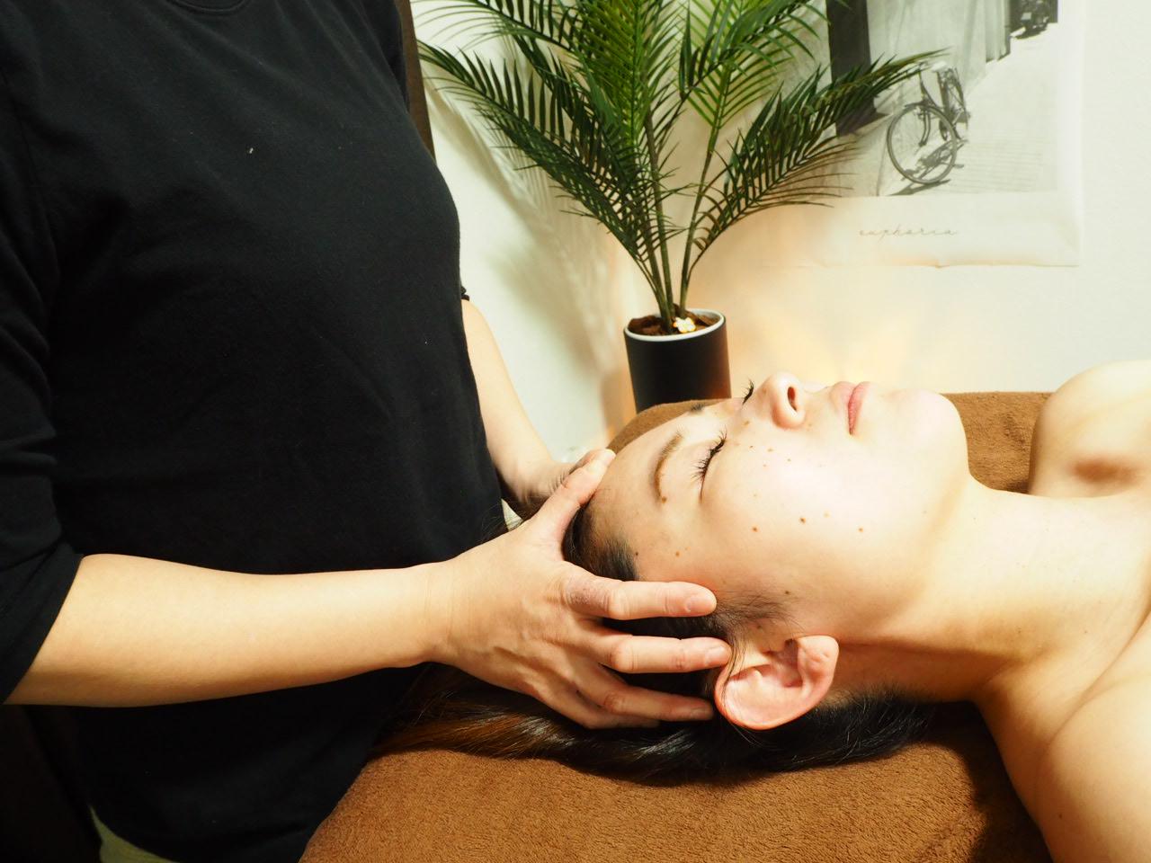 【クーポン】頭痛・肩こり・背中がつらい方に！ヘッド+集中ケア 70分 通常料金6,800円