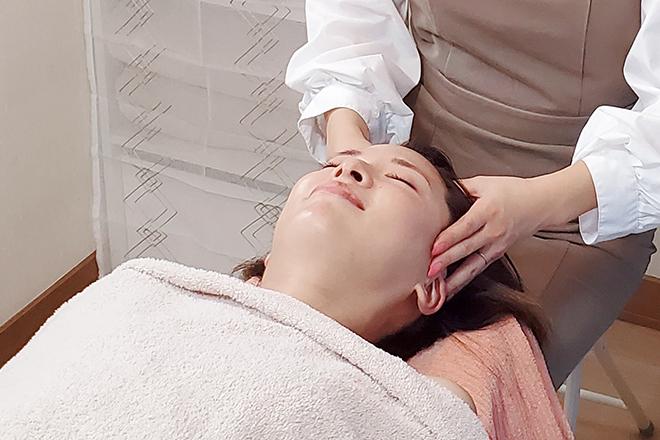 【首肩まで解して小顔リフト☆】お好みアロマヘッドマッサージ(オイル持参の方)6回コース 30分