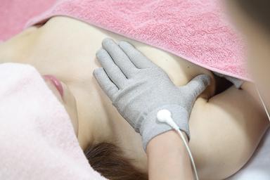 【新規限定】《肩こりも解消！》最新機器でバストアップ+姿勢改善 (NR機器) 70分