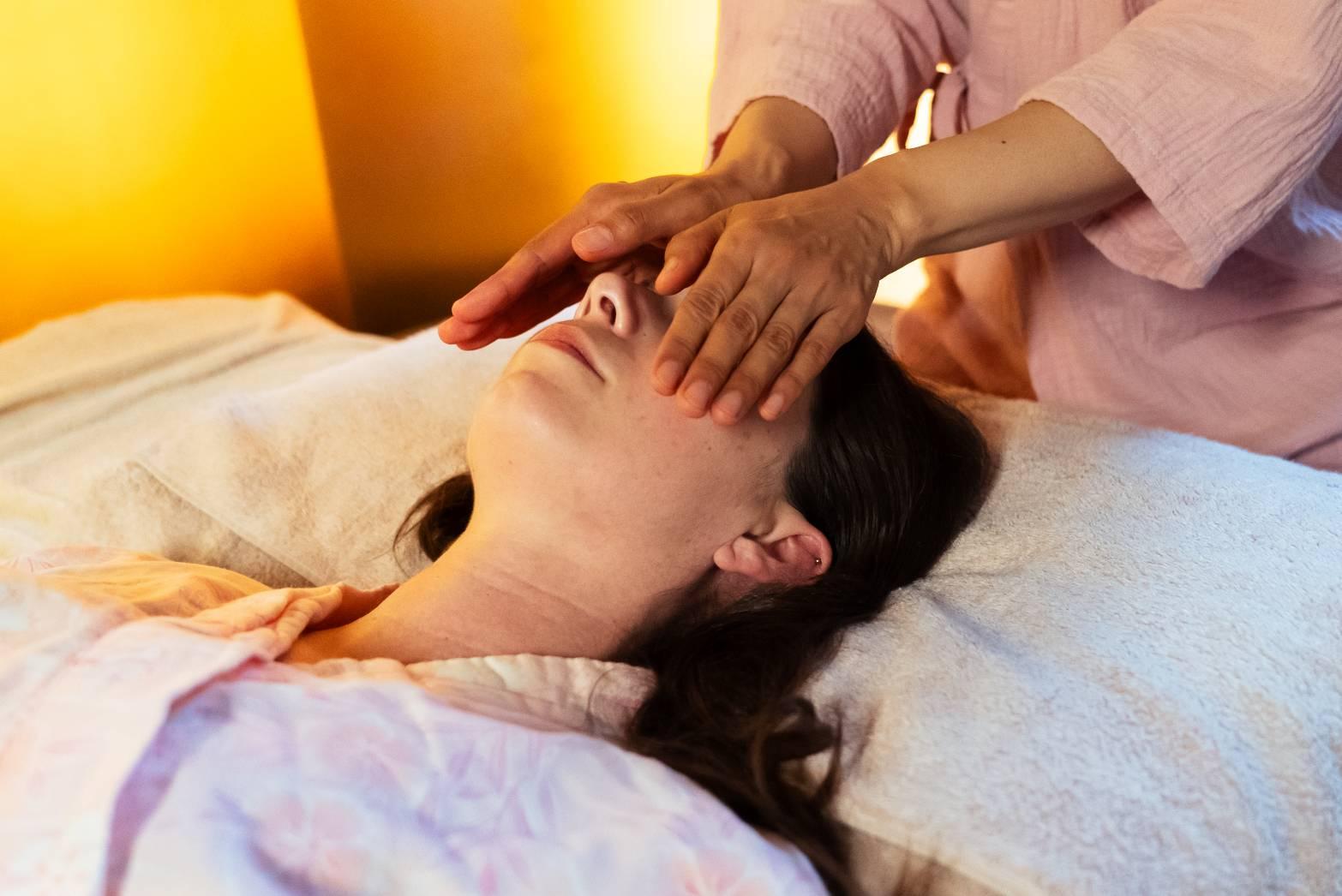 【心を整える】 日本式レイキヒーリング＆アロママッサージ(足湯・抹茶体験付きつき)120分