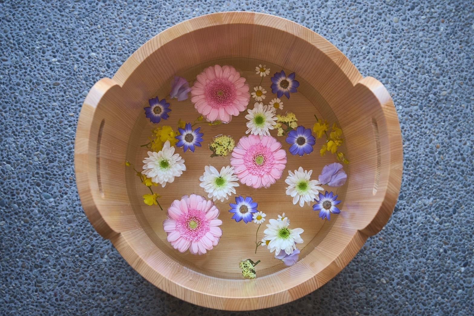 【お花の足湯カフェ】選べるドリンクとお茶菓子付き・15分