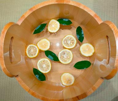 冬季限定の足湯【柚子】選べるドリンクとお茶菓子付き・15分