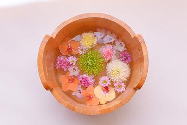 季節のお花の足湯15分＋フットマッサージ35分