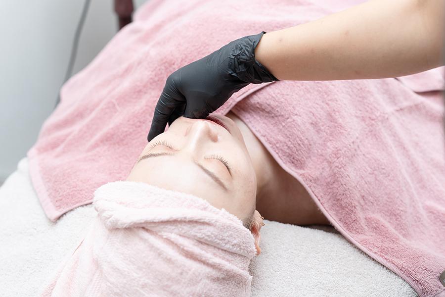 【新規限定】【フェイスラインすっきり小顔へ】再生フェイシャル+切らない小顔術 75分 通常料金15,000円