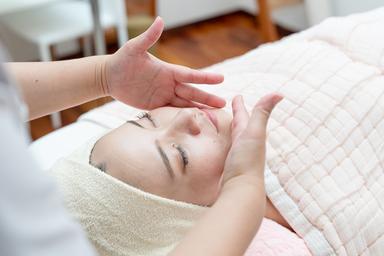 《表情筋をリラックス♪》フェイシャルトリートメント (グレードUPローション付) 30分