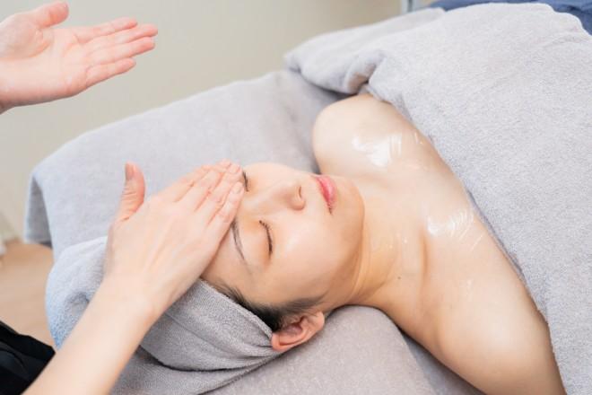 【新規限定】《首•デコルテから整えるリフトフェイシャル》ほうれい線•たるみ•フェイスラインをすっきり　通常料金7700円