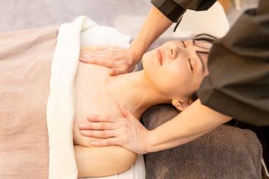 【全員OK】つらい首肩、背中のお疲れに★上半身リンパ＋極上ヘッド＋デコルテ 60分 通常料金8,800円