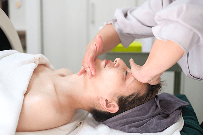 小顔アロマテラピーむくみ取り効果特化コース（背中アロマリンパ流れをを促すマッサージ付き）７５分