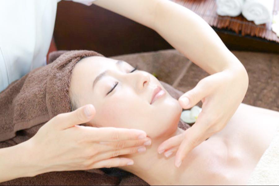 【新規限定】小顔効果◎フェイスラインのもたつきにも♪フェイシャルレッドショット 3cc入れ放題 90分 通常料金30,800円