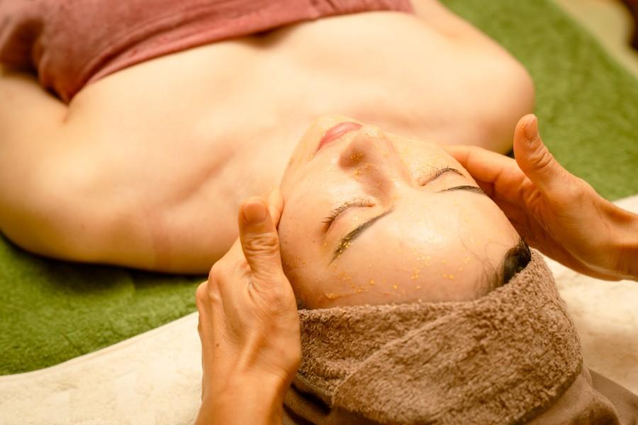 Perfumoon Gold セラピー:フェイシャル (ヘッド/首/デコルテ含む) 40分