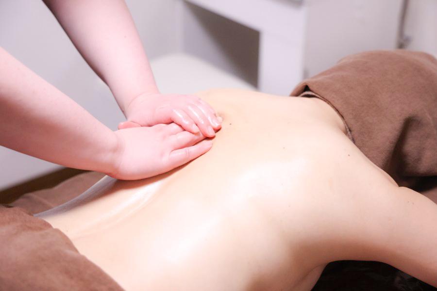 【新規限定】首肩腰のハリ感に◎ストレッチをかけながら筋膜の癒着を整えるオイル施術★筋膜リンパ 60分 通常料金17,000円