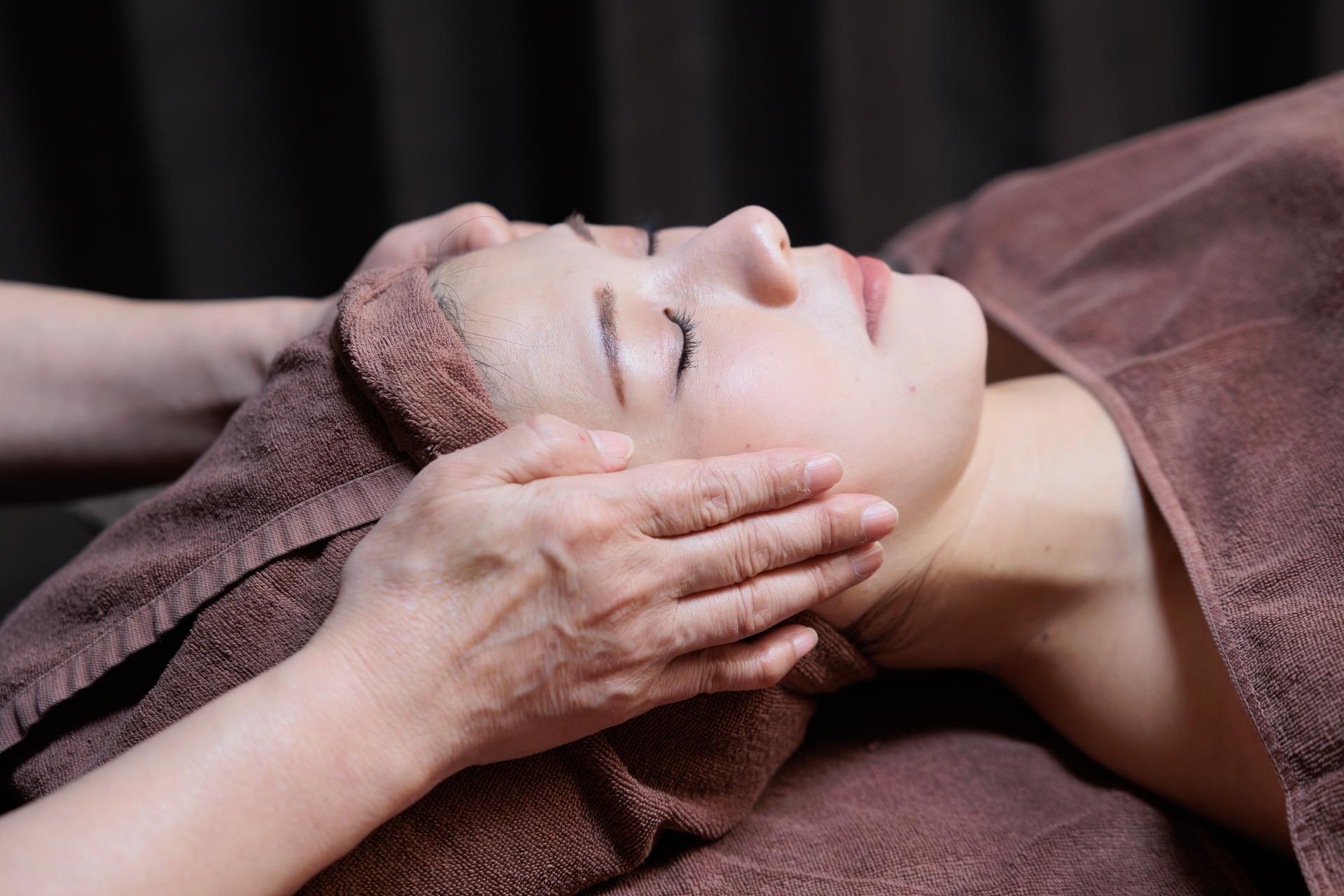 【新規限定】[小顔／肩こり解消]フェイシャル+デコルテリンパマッサージ 60分