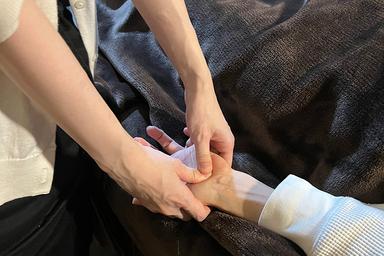 Bコース 腕首肩マッサージ付き中国式イヤーエステ 60分