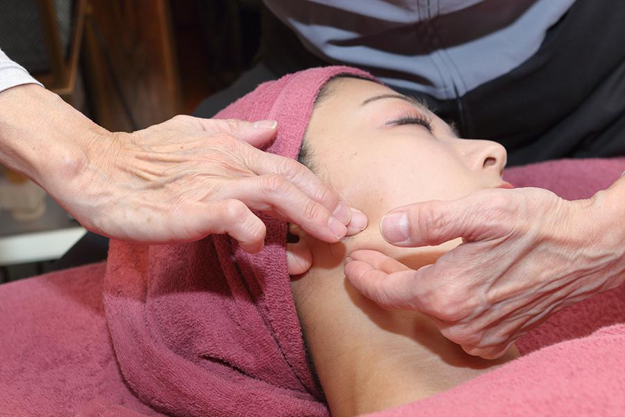 【新規限定】《透明感UP》美容カイロ フェイシャルエステ コース (初見料含む) 60分 通常料金13,500円