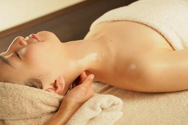 上半身アロママッサージ40分＋足マッサージ40分＋ドライヘッド10分