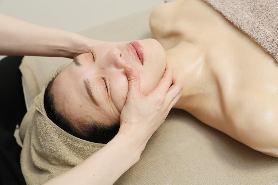 上半身コルギ(あお向けorうつ伏せ)＋小顔コルギ 90分