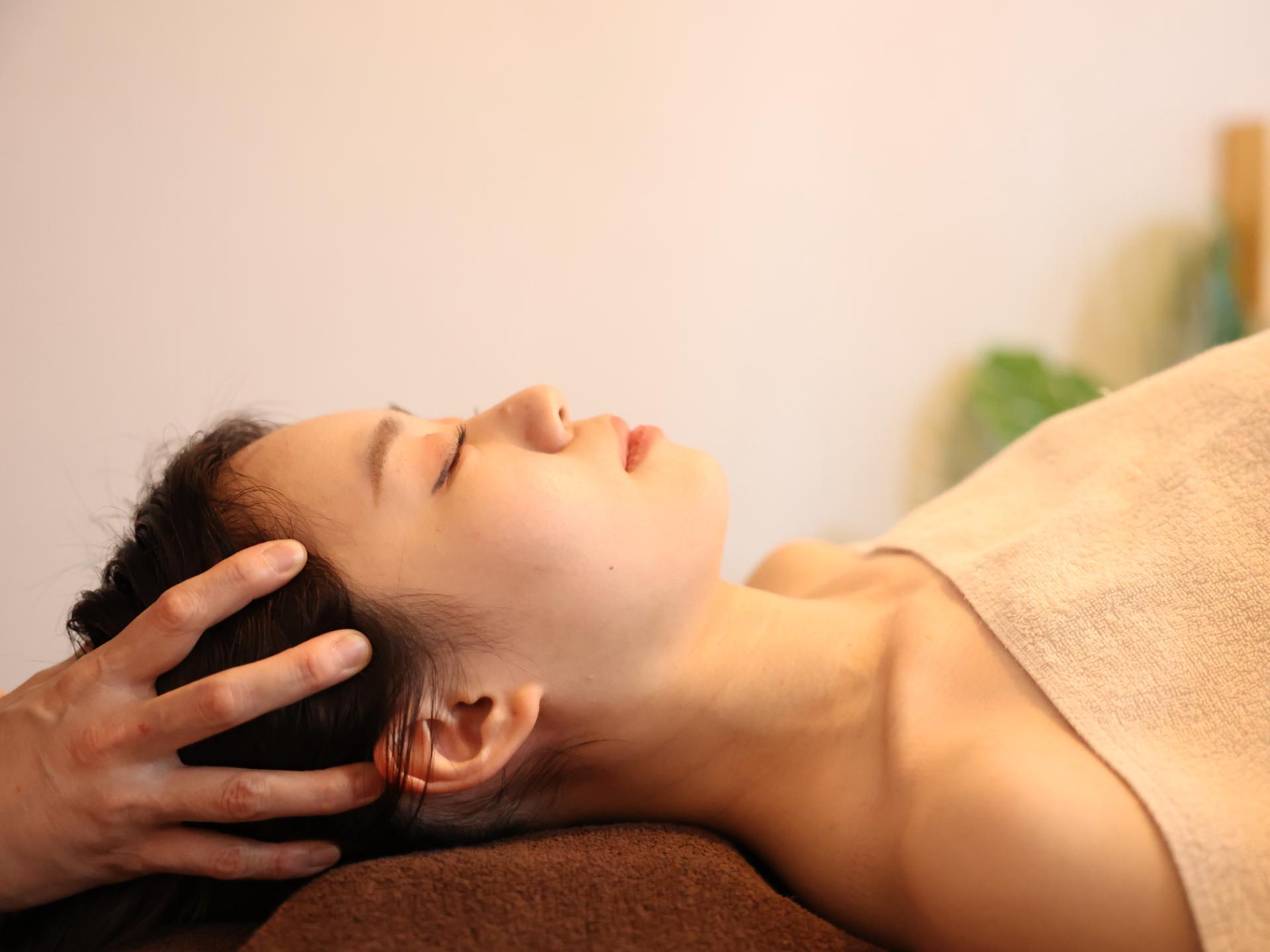 【新規限定】【首肩・眼のお疲れがつらい方へ】上半身集中＋ヘッドスパで軽さ◎ 70分 通常料金12,000円（カウンセリング・お着