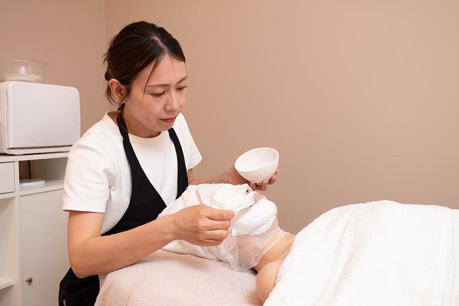 【新規限定】【毛穴詰まり開き黒ずみに】毛穴洗浄フェイシャル＋石膏パック 90分 通常料金7,700円