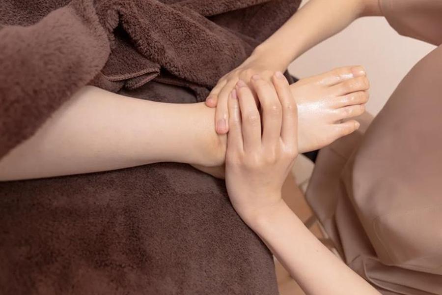 【美肌、小顔、心身の疲労改善に】アロマフェイシャル+ボディマッサージ+アロマタッチングマッサージ（90分）