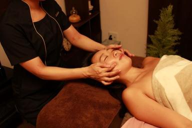 【頭痛・肩凝り・ほうれい線にお悩みの方】ホットストーン＆アロマリンパ全身＆小顔エステ・快眠ドライヘッド１５０分　通常料金２３００